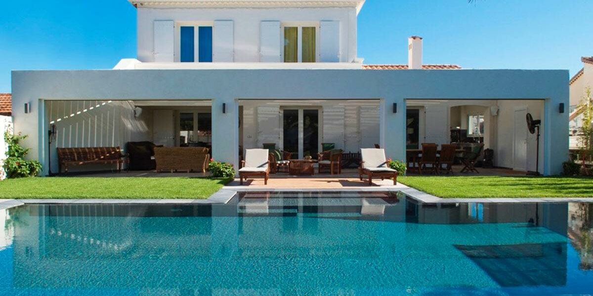 Piscine en béton armé Belle piscine miroir et escalier sortant construite en béton et carrelage type mosaïque