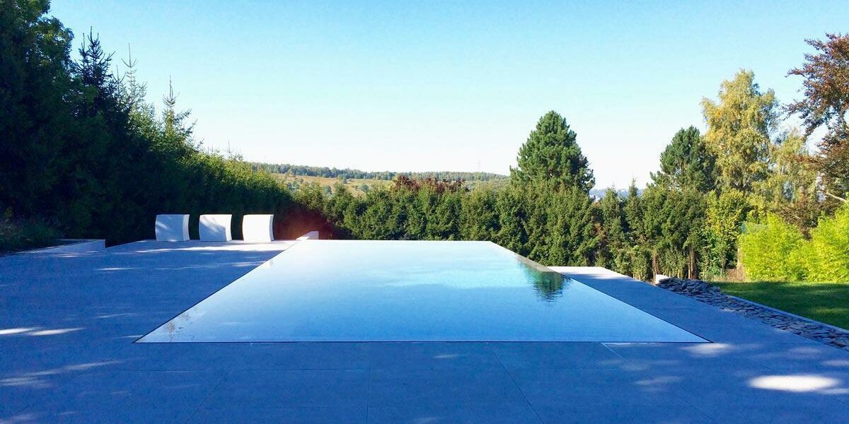 Piscine à débordement Piscine en béton ultra design en Belgique