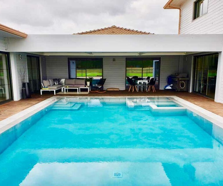 Piscine en béton réalisée dans le 33 par Eden blue