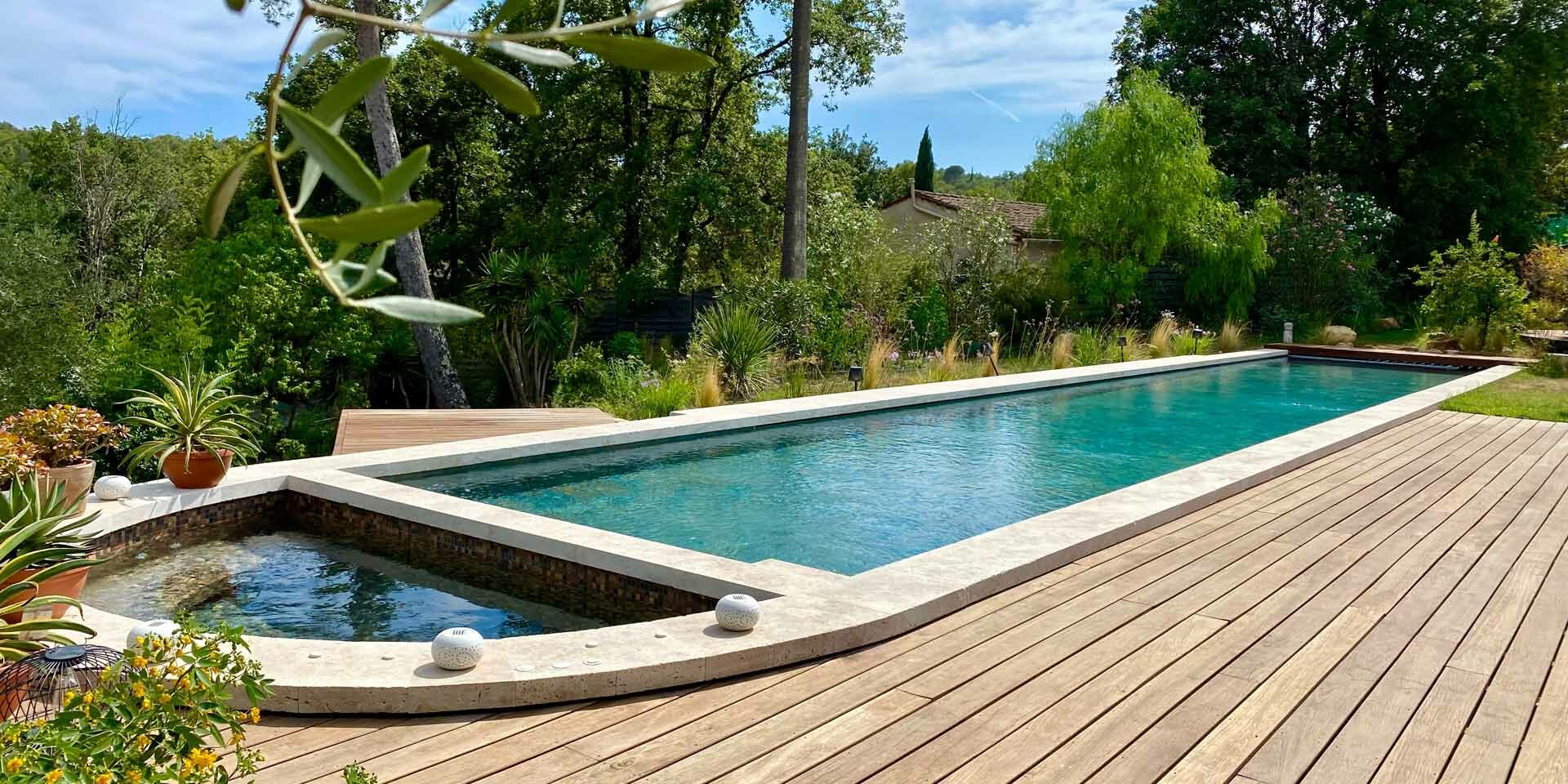 Couloir de nage en béton armé avec spa intégré