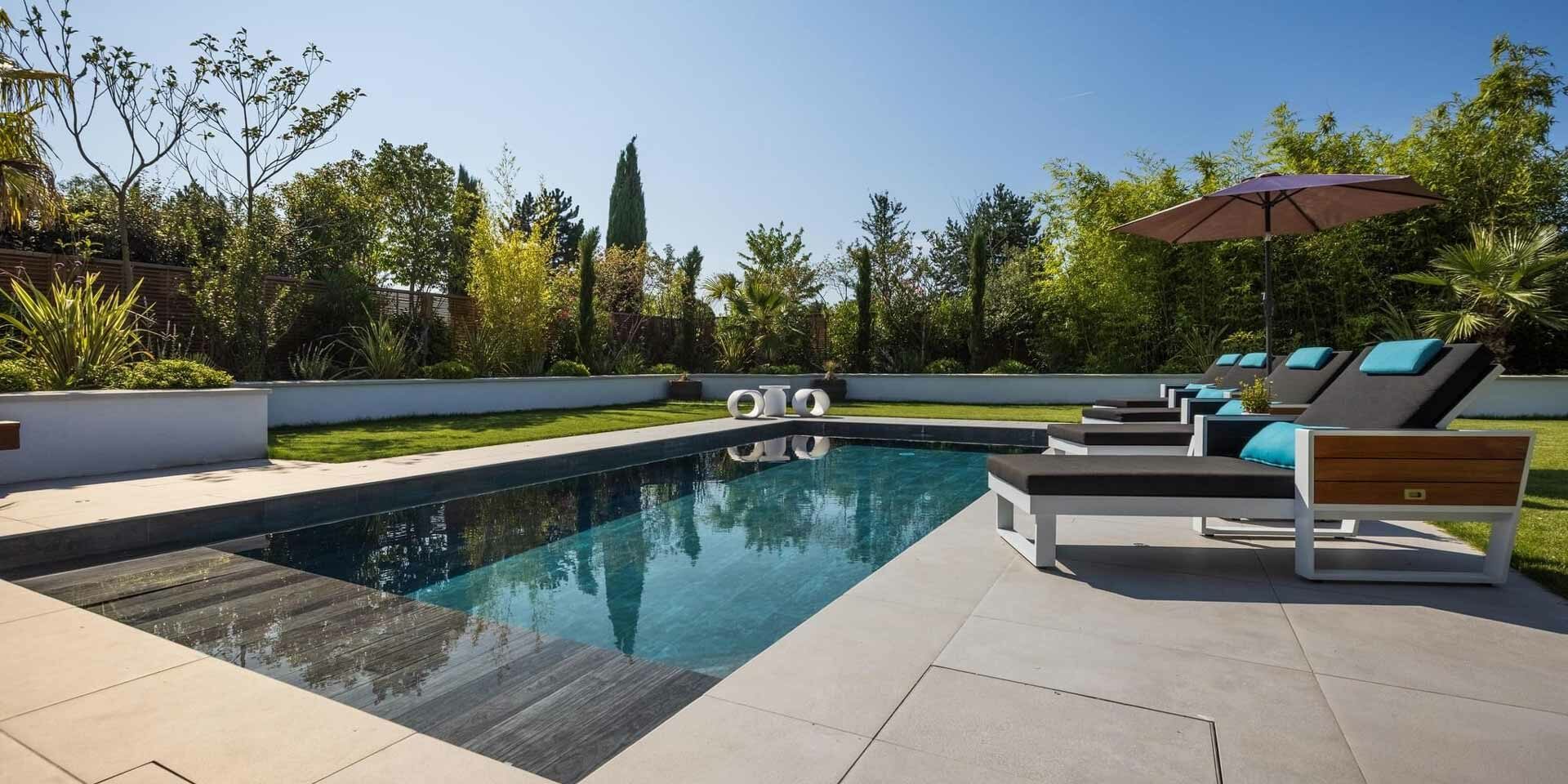 tendances-piscines-2023-piscine-beton-arme-eptune-piscines-carrelage-haute-qualite-volet-roulant-immerge-leaderpool Tendances piscines 2023