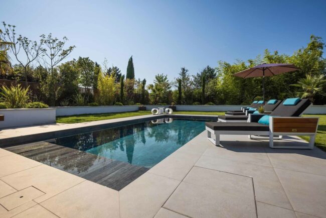 tendances-piscines-2023-piscine-beton-arme-eptune-piscines-carrelage-haute-qualite-volet-roulant-immerge-leaderpool Tendances piscines 2023