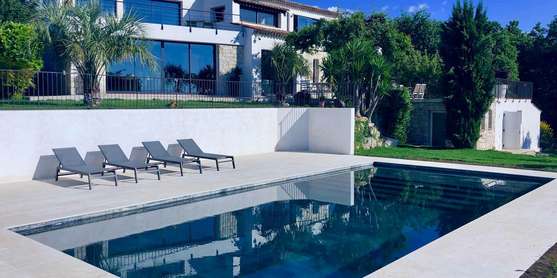 piscine-beton-avec-skimmer-miroir-revetement-carrelage-fonce-oceana-06