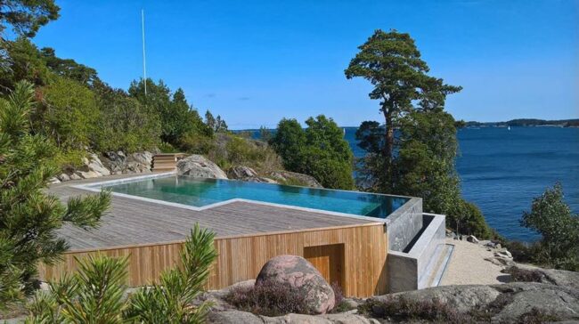 Piscine à débordement naturel Piscine à débordement naturel réalisée en Suède en béton armé monobloc