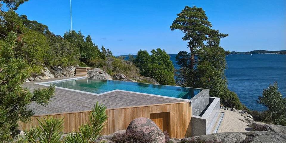 Piscine à débordement naturel réalisée en Suède en béton armé monobloc