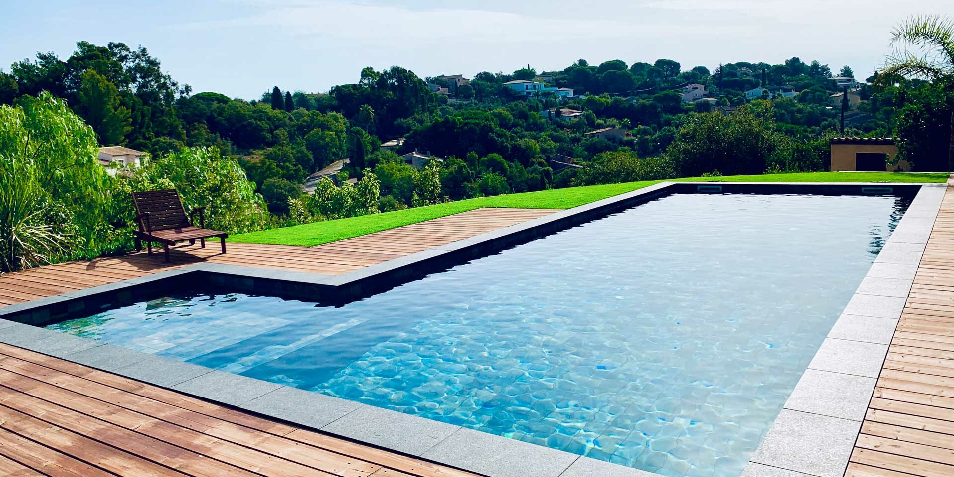 piscine-beton-moderne-bali-var-83-grimaud-coffrages-leaderpool-revetement-bali Piscine réalisée dans le Var à grimaud projet en béton avec les coffrages Leader pool et revêtement Bali