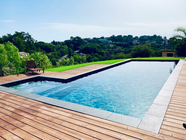 piscine-beton-moderne-bali-var-83-grimaud-coffrages-leaderpool-revetement-bali Piscine réalisée dans le Var à grimaud projet en béton avec les coffrages Leader pool et revêtement Bali