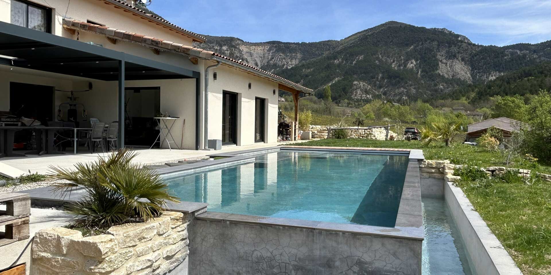 piscine-beton-arme-piscine-a-debordement-piscine-beton-piscine-en-dur-piscine-beton-arme-monobloc