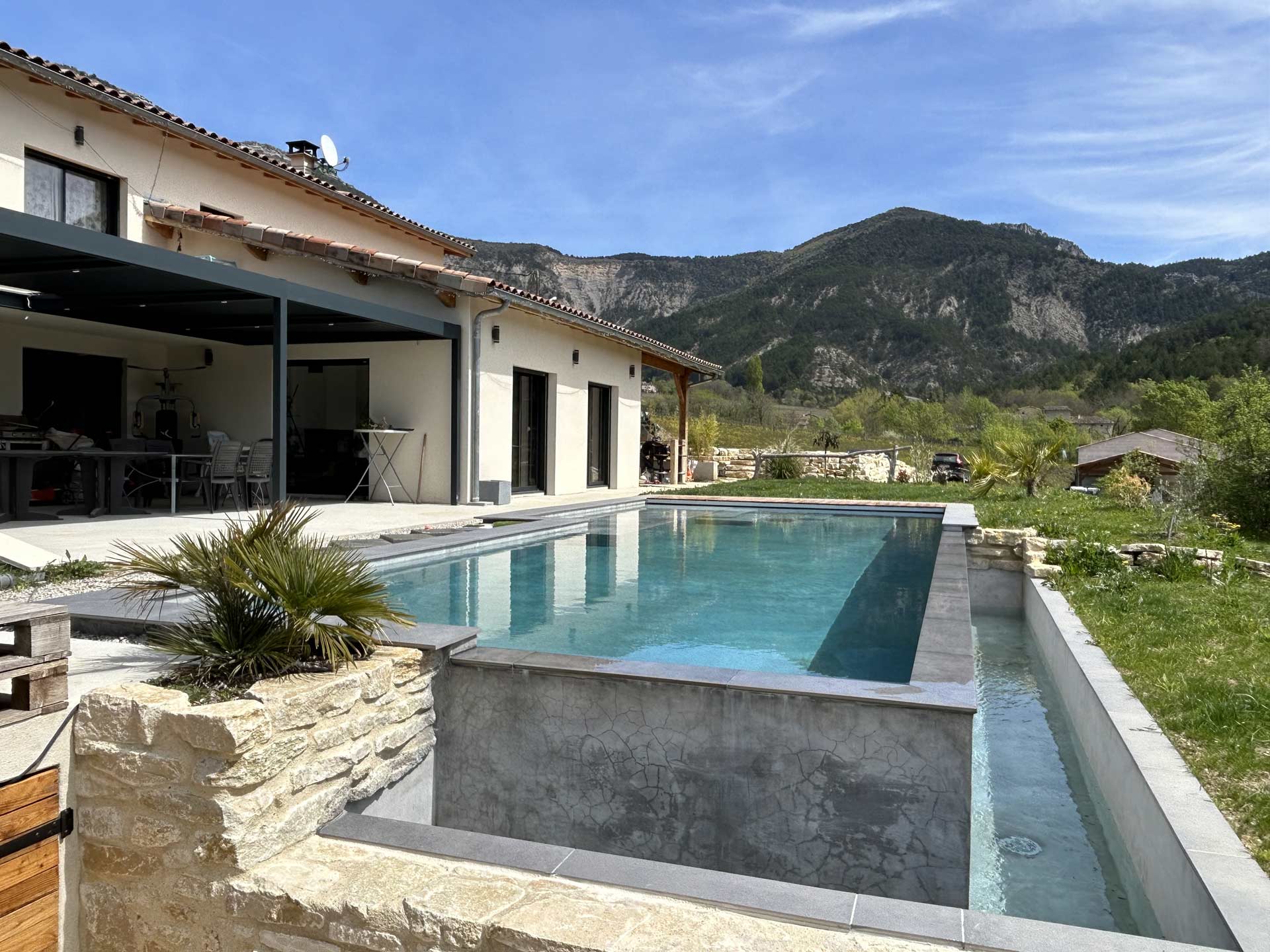 Piscine en dur ou piscine en béton armé : les avantages